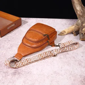 Detalle de riñonera vintage de cuero con correa tejida en zigzag estilo bohemio.