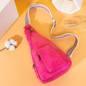 Elegante bolso bandolera vintage rosa vibrante con detalle de correa ancha tipo bohemio