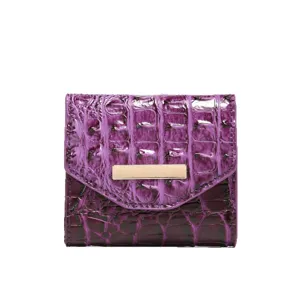 Cartera retro morada de tres pliegues para mujer con patrón de cocodrilo y detalle dorado