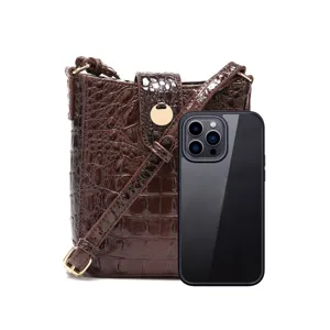 Bolso bandolera retro para móvil en marrón con relieve de cocodrilo y herrajes oro