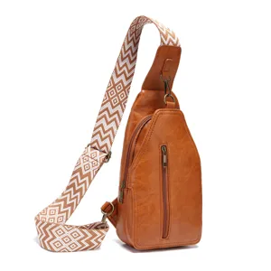 Vista lateral de bolso bandolera vintage de piel sintética marrón con correa bohemia
