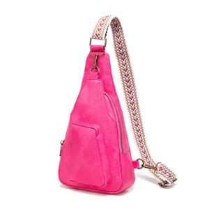 Bolso bandolera rosa bohemio con correa colorida y una textura de cuero de calidad