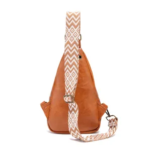 Vista detallada de un bolso bandolera vintage marrón con correa de estilo bohemio