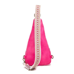 Bolso bandolera rosa bohemio con correa ancha de colores y cierres metálicos