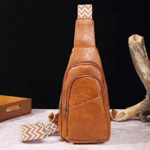 Primer plano detallado de bolso bandolera retro bohemio marrón con correa estampada