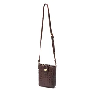Vista completa del bolso para móvil marrón con textura de cocodrilo y correa ajustable