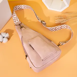 Detalle de un bolso de pecho retro bohemio con una correa ancha de hombro con patrón vintage