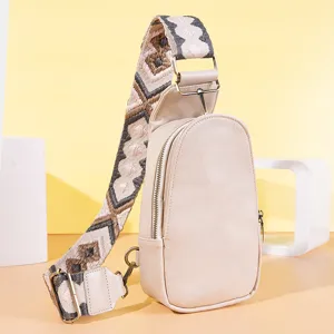 Bolso bandolera vintage beige con correa ancha con motivos geométricos bohemios