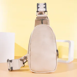 Vista frontal del elegante bolso de pecho beige retro con correa ancha estampada