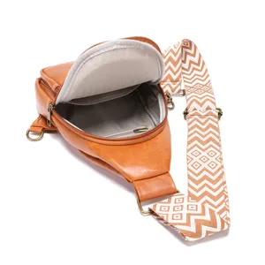 Vista interior detallada de bolso de pecho marrón vintage con correa de estilo boho.