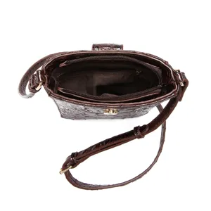 Vista interior del bolso bandolera vintage marrón con grabado de piel de cocodrilo