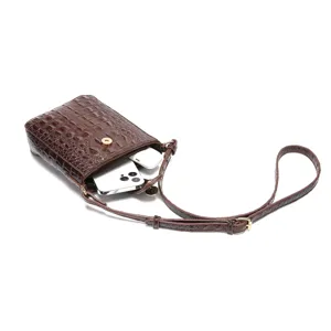 Vista interior del bolso bandolera marrón de cocodrilo con espacio para smartphone