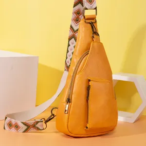 Detalle del bolso de hombro vintage amarillo para mujer con correa bohemia