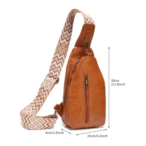 Detalle de bolso bandolera vintage marrón con correa bohemia y dimensiones