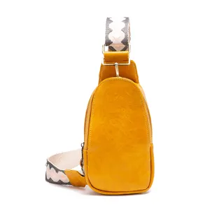 Bolso bandolera retro amarillo con una elegante correa ancha de patrón geométrico.