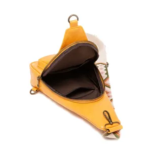 Vista interior del bolso vintage amarillo que muestra el forro y la correa bohemia