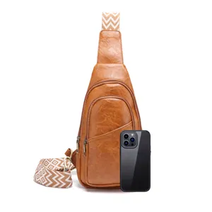 Comparación detallada del tamaño del bolso bandolera con un smartphone para escala.