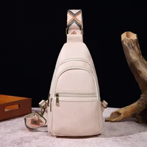 Detalle de un bolso de pecho retro rosa para mujer con correa estampada de estilo bohemio