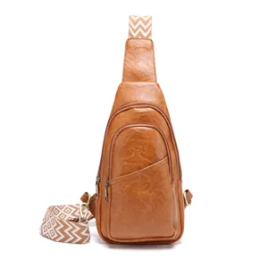 Detalle de cerca del bolso bandolera de cuero marrón vintage con una correa bohemia