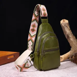 Bolso de pecho retro verde para mujer con correa ancha bohemia y varias cremalleras.