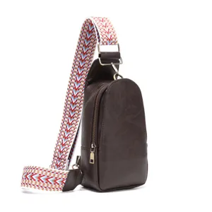 Primer plano de bolso bandolera de cuero vintage con correa ancha de colores