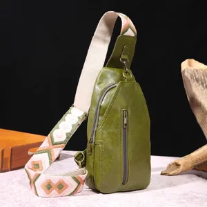 Detalle de bolso bandolera de cuero sintético verde con correa ancha de patrón bohemio