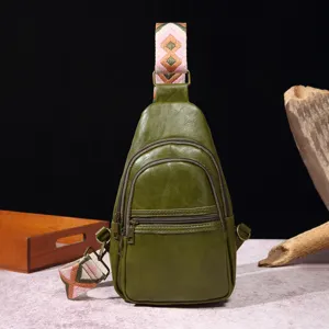 Bolso de pecho vintage verde con correa bohemia tejida y múltiples cremalleras frontales