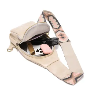 Detalle de la capacidad interior del bolso bandolera beige con correa de estilo bohemia.