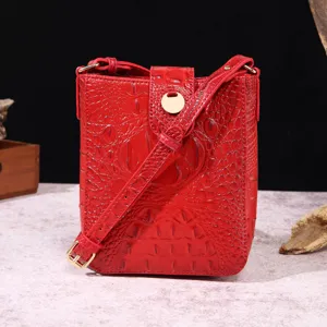 Elegante bolso bandolera rojo con grabado de cocodrilo y detalles dorados para mujer