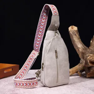 Vista detallada de bolso bandolera retro con correa bordada de estilo bohemio