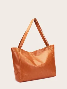 Detalle de un bolso tote grande marrón vintage de cuero encerado para mujer
