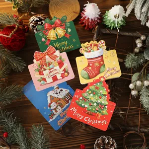 Set bunter Weihnachts-Minigeschenkkarten mit festlichen Illustrationen auf Holzhintergrund.