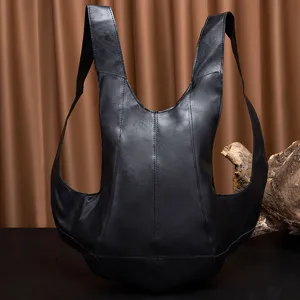 Vista detallada de una mochila única de cuero negro vintage con forma de escarabajo