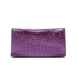 Primer plano de bolso de mano retro morado para mujer con textura de cocodrilo fija