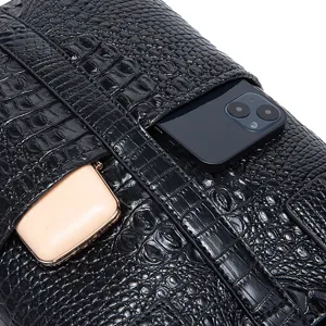 Detalle del bolso retro negro con relieve de cocodrilo que muestra el bolsillo útil