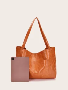 Bolso tote grande de cuero vintage con tableta para referencia de tamaño real hoy.