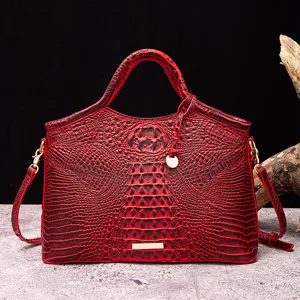 Vista detallada del bolso estilo retro rojo con textura de cocodrilo 3D en relieve