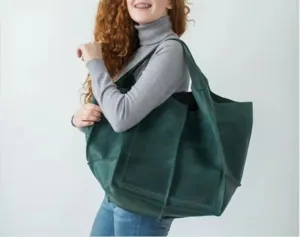 Bolso tote de cuero encerado vintage verde esmeralda mostrado como bolso de hombro grande
