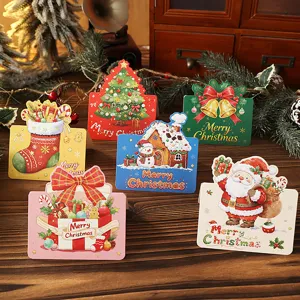 Detaillierte Anzeige von sechs festlichen Weihnachtskarten auf einem rustikalen Tisch.