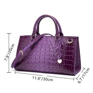 Vista detallada del bolso de mano morado con piel de cocodrilo medidas 30x20x17cm