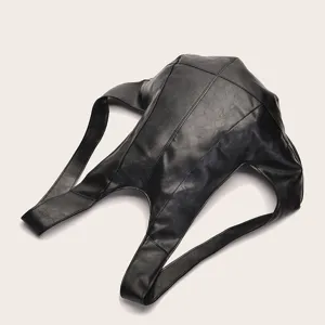 Vista detallada de una mochila vintage de cuero negro con forma de escarabajo y textura.