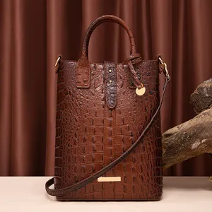 Vista detallada de bolso vintage marrón para mujer con textura de patrón de cocodrillo