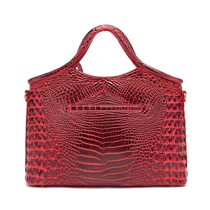 Vista frontal del bolso vintage rojo con patrón de textura de cocodrilo en relieve