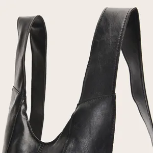 Vista detallada de la correa de mochila de cuero negro con costuras reforzadas