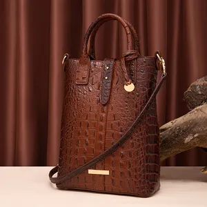 Vista detallada de la textura de cocodrilo marrón en un bolso bandolera de estilo vintage