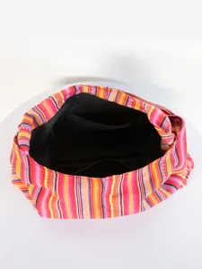 Vista interior del bolso de lona azteca con forro negro y bolsillo interno con cremallera.