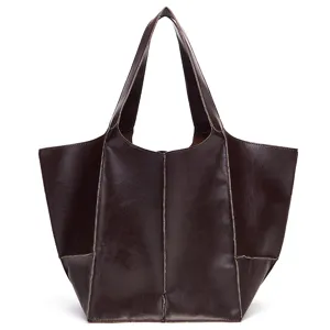 Detalle de bolso tote de cuero encerado vintage con gran capacidad y asas fuertes
