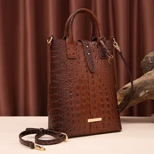 Vista detallada de la textura de cocodrilo en el bolso de cuero marrón de estilo vintage