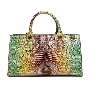 Primer plano de bolso retro de cuero repujado con textura de cocodrilo en degradado verde