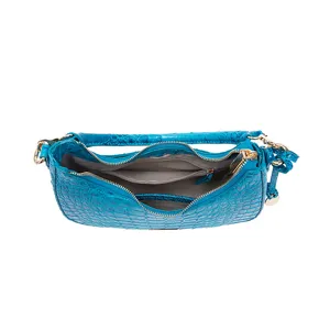 Vista dettagliata dell'interno di una borsa sottobraccio blu con goffratura a coccodrillo